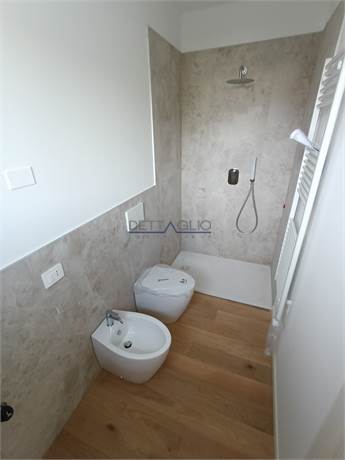 Bagno padronale finestrato