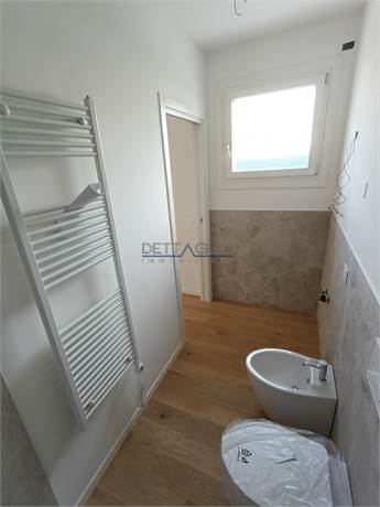 Bagno padronale finestrato